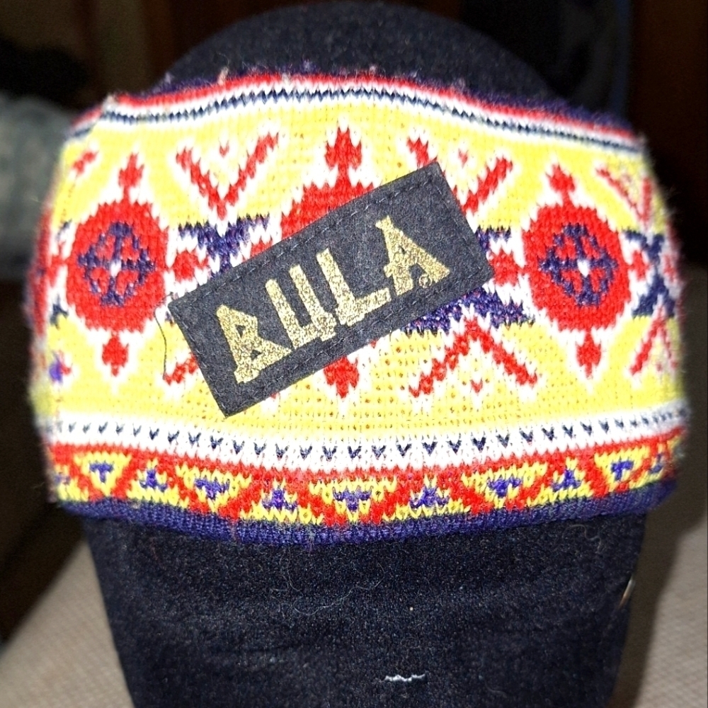 A Bula head wrap in like new condition.   A Southwestern motive.
